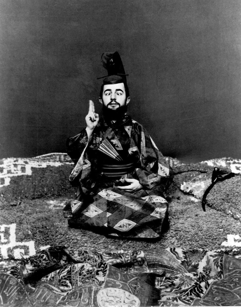 Henri de Toulouse-Lautrec fotografato in costume giapponese: kimono, ventaglio e parrucca da samurai.