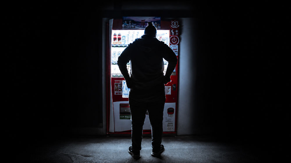 Distributore automatico giapponese illuminato di notte