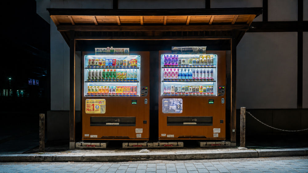Distributore automatico giapponese con bevande fredde e calde affiancate