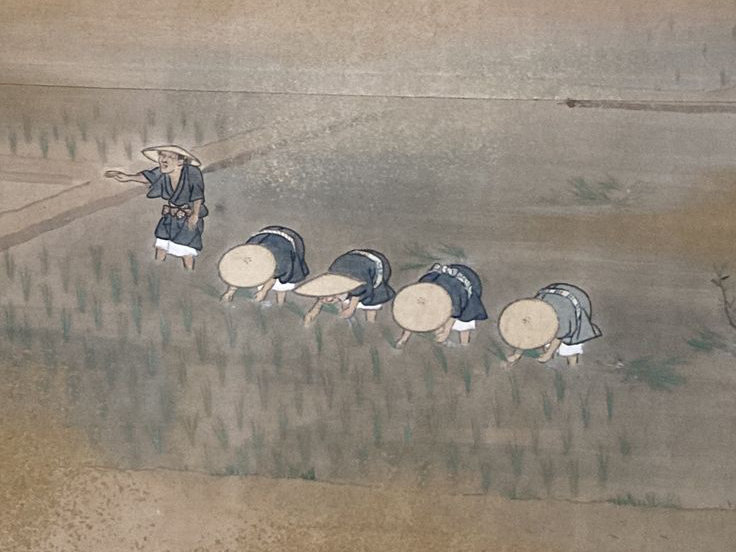 Pittura giapponese: signore con cappello dirige quattro contadini chini nella risaia.