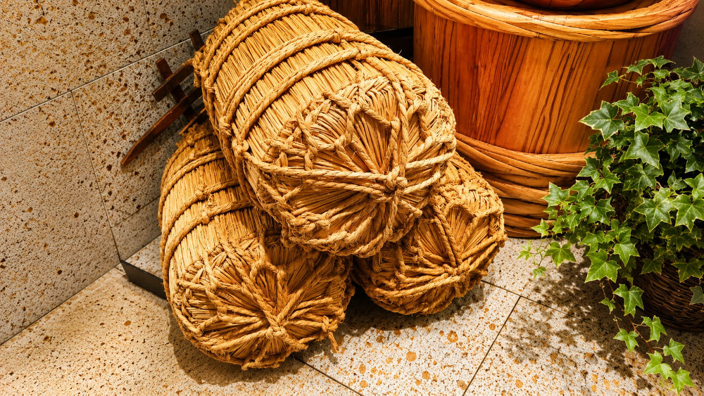 Tawara, sacchi di paglia intrecciata pieni di riso, accatastati.