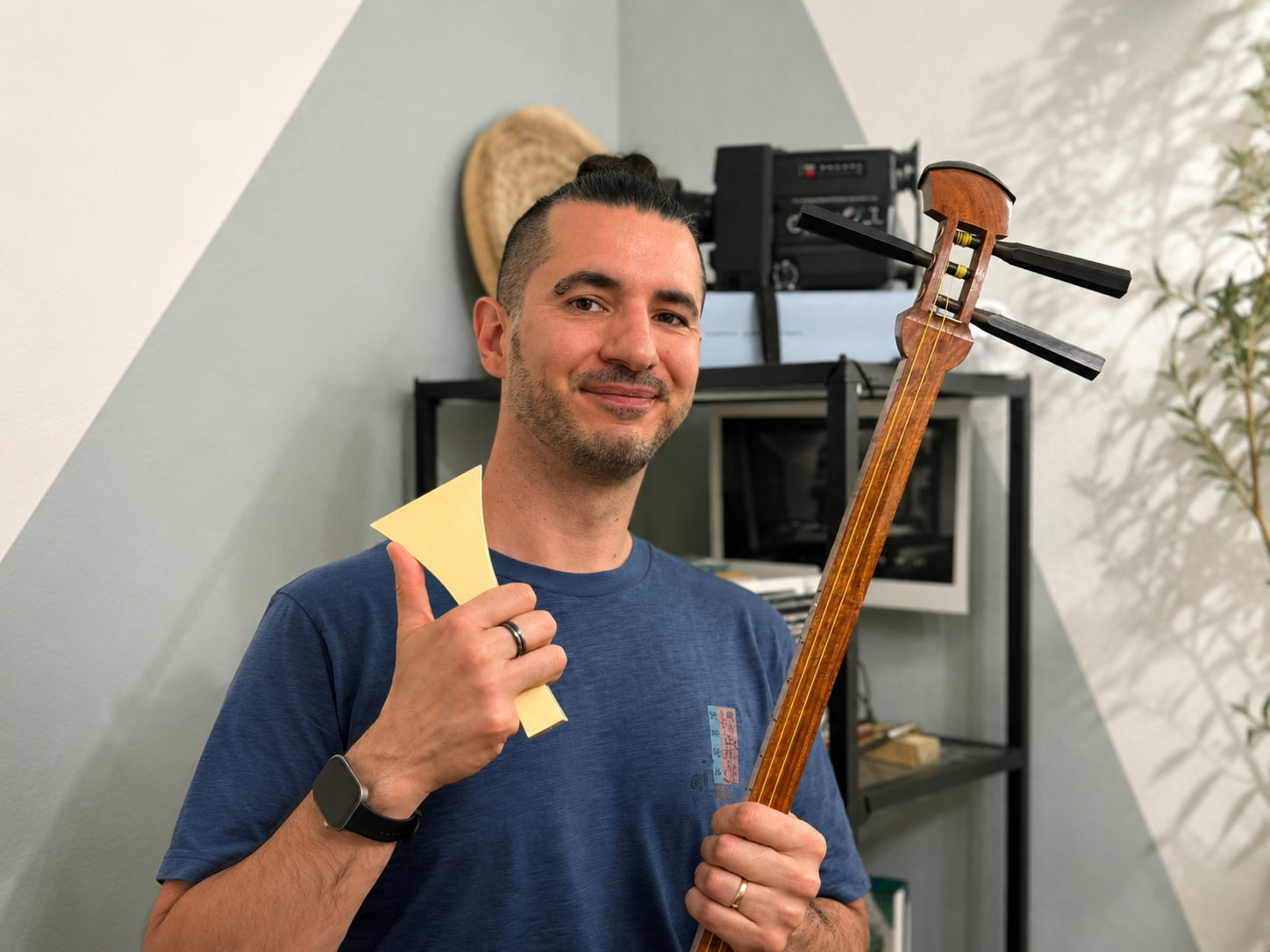 Erick il Fujitivo con uno shamisen in mano.