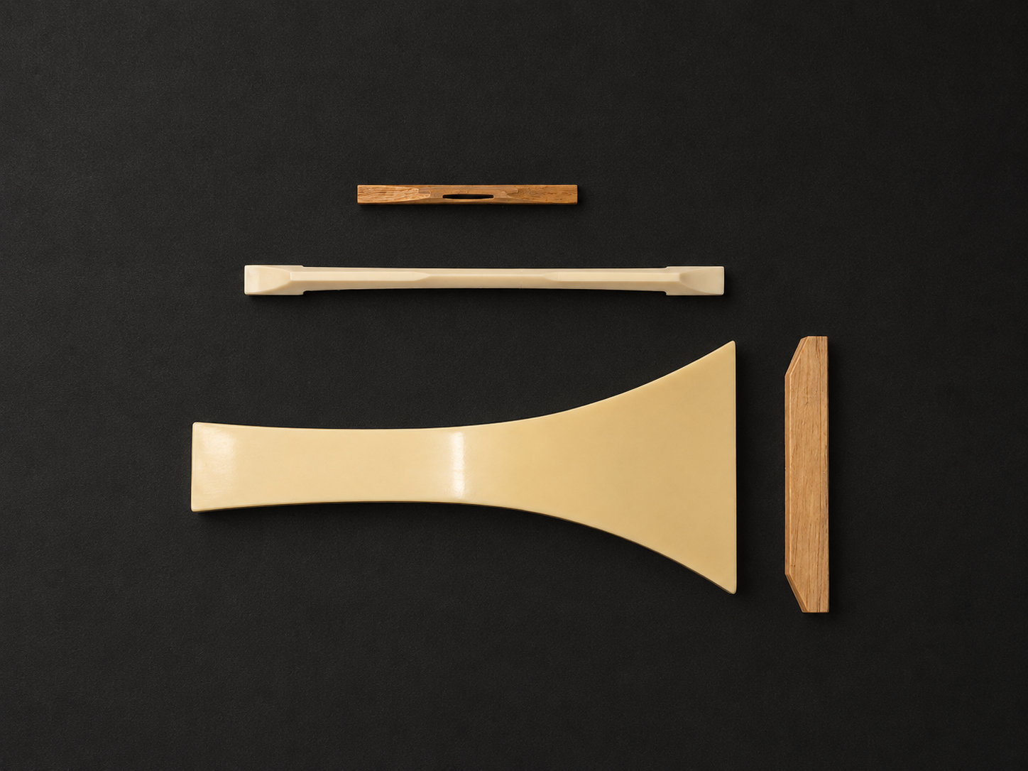 Il bachi, il grande plettro a forma di ventaglio con cui si colpiscono le corde dello shamisen.
