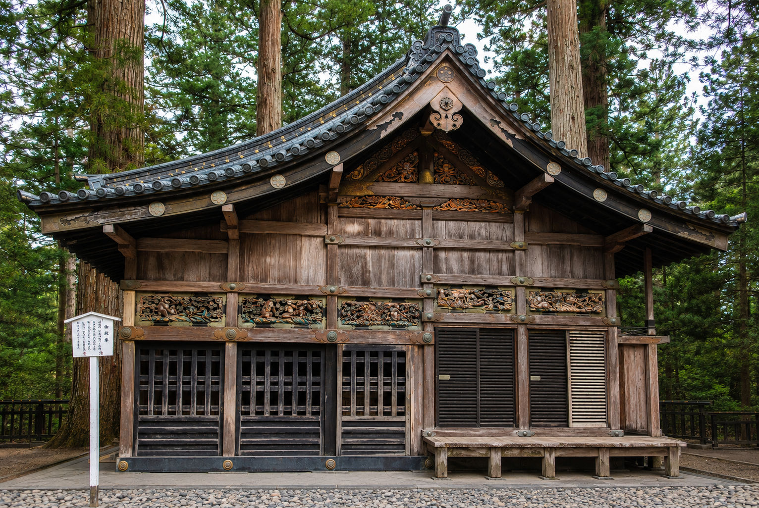 Lo Shinkyūsha, la stalla sacra del santuario Tōshōgū di Nikkō, con i pannelli intagliati di scimmie sulla facciata in legno.