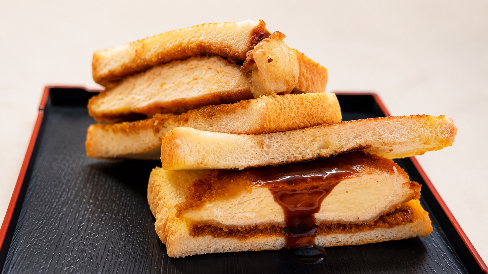 Katsu sandō: cotoletta panata tagliata a fette spesse fra due fette di pane in cassetta.